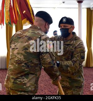 Le colonel Scott B. Kindberg de l'armée américaine, commandant de la 16e Brigade de soutien, passe les couleurs au lieutenant-colonel Matthew C. Rivera, commandant entrant du 39e Bataillon des transports, lors d'une cérémonie de passation de commandement à Kaiserslautern, en Allemagne, le 9 avril 2021. Rivera a assumé le commandement de l'unité du lieutenant-colonel Brandon H. Ungetheim. Banque D'Images