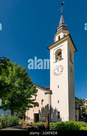 Une cuvette traditionnelle en bois, en face de l'église de San Pantaleone à Chamois, Vallée d'Aoste, Italie Banque D'Images