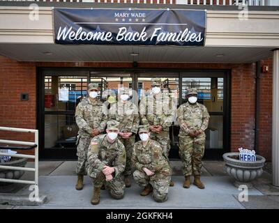 Des soldats et des aviateurs de la Garde nationale du Connecticut posent pour une photo devant la maison de Mary Wade à New Haven, Connecticut, le 9 avril 2021. La Garde nationale du Connecticut a aidé le département de la santé publique du Connecticut à fournir la vaccination COVID-19 aux résidents et au personnel des foyers de soins par le biais de « l’opération Matchmaker ». Banque D'Images