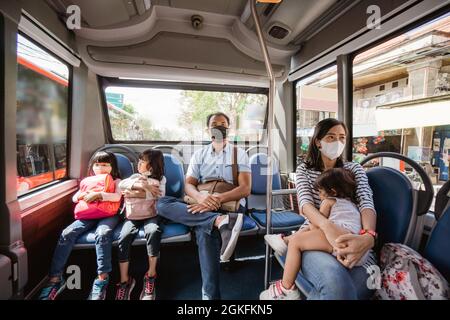 les gens et les enfants dans les transports en commun le matin, aller au bureau et à l'école Banque D'Images