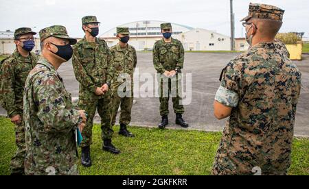 CPL marine des États-Unis Joshua Castellaw, technicien en aide à la navigation pour le contrôle de la circulation aérienne à l'Escadron de contrôle aérien (MACS) 4, décrit les capacités de l'équipement lors d'un événement d'entraînement conjoint sur la station aérienne de Marine corps Futenma, Okinawa (Japon), le 9 avril 2021. MACS-4 a organisé cet événement en coopération avec des membres de la Force japonaise d'autodéfense terrestre afin d'approfondir les liens entre les forces et d'accroître la compréhension de nos alliés des capacités de la 1re MAW. Banque D'Images