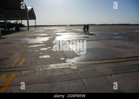 Deux chefs d'équipage avec la 442d Fighter Wing marchent à travers la ligne de vol avant de lancer A-10 Thunderbolt IIS 9 avril 2021, sur la base aérienne de Whiteman, le Missouri Jaded Thunder est un exercice de combat et de soutien en plein air où les pilotes A-10 peuvent s'exercer à interagir avec les contrôleurs aériens de combat au sol. Banque D'Images