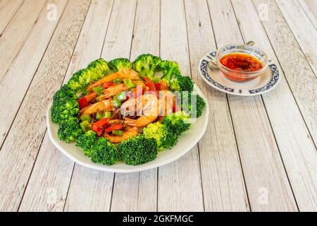Assiette de crevettes grillées au poivre et aux légumes sautés dans le wok et branches de brocoli al dente Banque D'Images