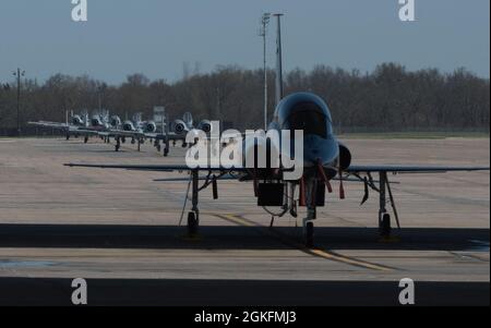 A-10 Thunderbolt IIS avec le taxi 442d Fighter Wing sur la ligne de vol à la base aérienne de Whiteman, Missouri, le 9 avril 2021. La 442d Fighter Wing Wing travaille aux côtés des 509e et 131e Bombers et du 1er-135e Bataillon d'hélicoptères d'assaut en tant que membre de l'équipe Whiteman. Banque D'Images