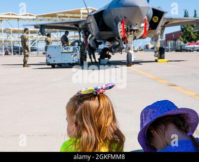 Deux personnes à charge de la US Air Force observent que les aviateurs de la 61e unité de maintenance d'aéronef chargent une bombe laser inerte GBU-12 Paveway II sur un F-35A Lightning II pendant une compétition de chargement, le 9 avril 2021, à la base aérienne de Luke, en Arizona. Les aviateurs du 56e groupe de maintenance se sont rendus en tête-à-tête pour voir quelle unité pouvait charger son avion de chasse le plus rapidement tout en suivant les directives de sécurité. Grâce à une compétition amicale, le 56e Groupe de maintenance améliore la létalité et la préparation des avions et des mainteneurs de Luke. Banque D'Images