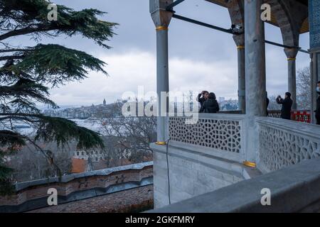 Fatih, Istanbul, Turquie - 04.05.2021: Visiteurs prenant des photos sur le balcon du musée du Palais de Topkapi près de la Corne d'Or dans le musée du Palais de Topkapi Banque D'Images