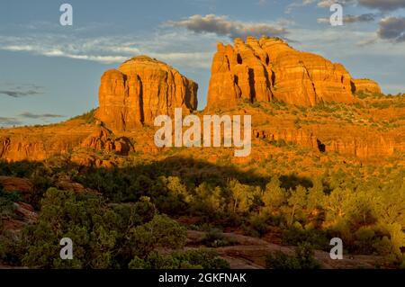 Une vue de Sedona Cathedral Rock à partir de la partie supérieure de la boucle Baldwin sentier près de coucher du soleil. Ce sentier est accessible à partir de la région de Red Rock Crossing. Banque D'Images