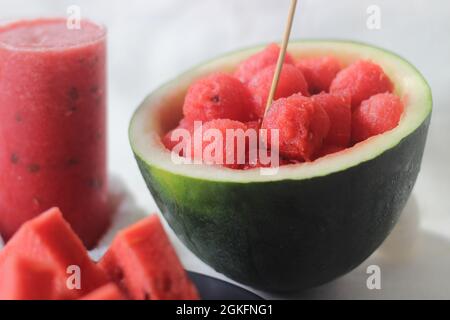 Ramasse et jus de pastèque frais. Il est bon de garder votre corps au frais de la chaleur estivale. Prise de vue sur fond blanc. Banque D'Images