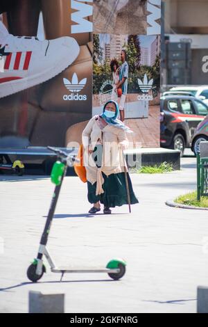 Bucarest, Roumanie - 07 août 2021 : femme marchant dans la rue. De vraies personnes. Banque D'Images
