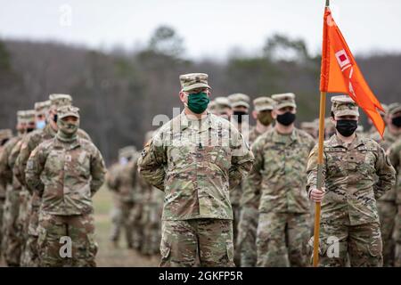 Les soldats de l'armée américaine du 156e Bataillon du signal expéditionnaire, 177e Brigade de la police militaire, Garde nationale de l'armée du Michigan, sont en formation lors d'une cérémonie de changement de responsabilité au Camp Grayling, Grayling, Michigan, le 10 avril 2021. Banque D'Images