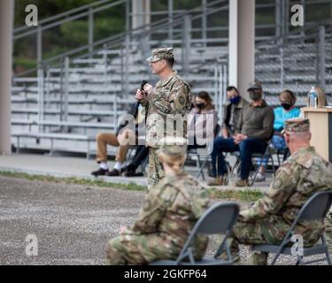 Le lieutenant-colonel Russel Harden de l'armée américaine, commandant de la 177e brigade de la police militaire, Garde nationale de l'armée du Michigan, parle de la formation lors d'une cérémonie de changement de responsabilité au Camp Grayling, Grayling, Michigan, le 10 avril 2021. Banque D'Images