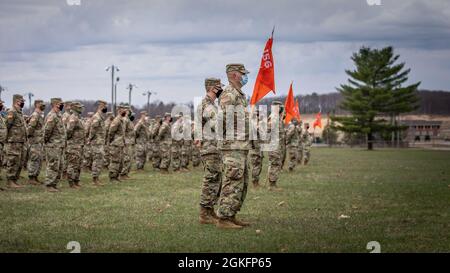 Les soldats de l'armée américaine du 156e Bataillon du signal expéditionnaire, 177e Brigade de la police militaire, Garde nationale de l'armée du Michigan, sont en formation lors d'une cérémonie de changement de responsabilité au Camp Grayling, Grayling, Michigan, le 10 avril 2021. Banque D'Images