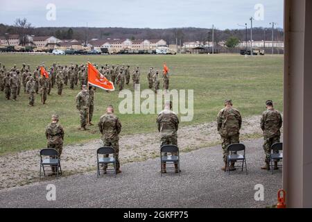 Les soldats de l'armée américaine du 156e Bataillon du signal expéditionnaire, 177e brigade de la police militaire, Garde nationale de l'armée du Michigan, s'inclinent la tête pendant la bénédiction à la fin de la cérémonie de changement de responsabilité au Camp Grayling, Grayling, Michigan, le 10 avril 2021. Banque D'Images