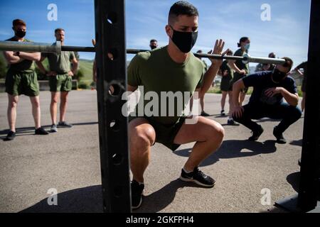 Le 2e lieutenant Michael Singer du corps des Marines des États-Unis, officier de soutien aux incendies du 2e Bataillon, 11e Régiment des Marines, 1re Division des Marines, effectue un exercice de squat lors d'un séminaire de force au camp de base du corps des Marines Pendleton, Californie, le 9 avril 2021. Singer a participé à un séminaire de force composé d'entraînements et de conférences de santé fournis par des entraîneurs de la compagnie de force. Banque D'Images