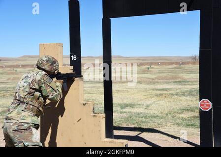 Le 1er Lt Elliot Austin, chef d’équipe adjoint, 3e Space Co., 2e Bataillon spatial, tire sa carabine M4 hors de portée lors de la table de qualification des nouvelles armes de l’Armée, à fort Carson (Colorado), le 10 avril 2021. Banque D'Images