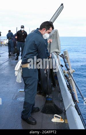 OCÉAN ATLANTIQUE (10 avril 2021) Joshua Musich, technicien en système de turbine à gaz (électrique) de 2e classe, stationnée à bord du destroyer à missiles guidés de classe Arleigh Burke USS Ross (DDG 71), aide à laver le navire à l'eau douce alors qu'il est en cours dans l'océan Atlantique, le 10 avril 2021. Ross, déployé vers l'avant à Rota, en Espagne, est en patrouille dans la zone d'opérations de la Sixième flotte des États-Unis pour soutenir les alliés et les partenaires régionaux et les intérêts de sécurité nationale des États-Unis en Europe et en Afrique. Banque D'Images