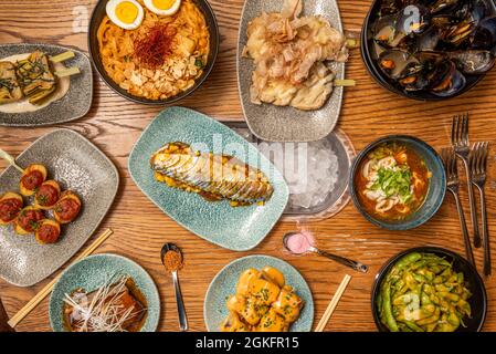 Ensemble de délicieux plats et tapas de cuisine asiatique de fusion hispanique avec de nombreuses couleurs et saveurs Banque D'Images