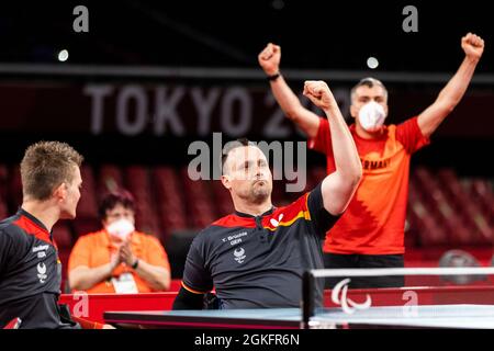 TOKIO (SHIBUYA-KU), JAPON - SEPTEMBRE 02 : BRUECHLE, Thomas (GER) (re.) jubelt vom Tischtennis Frickenhausen (Bade-Wurtemberg), geboren am 29.07.19 Banque D'Images