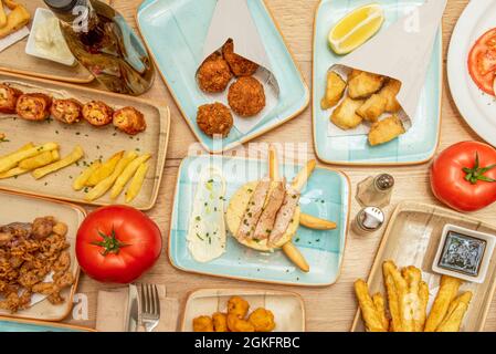 Ensemble de plats typiques pour tapas dans le style espagnol, avec de magnifiques plats bleus, bruns et beiges Banque D'Images