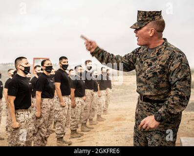 Sergent d'état-major des Marines des États-Unis Dylan Williams, un instructeur de forage principal de Mike Company, 3e Bataillon d'entraînement des recrues, prépare des candidats officiers à Recruiting Station Riverside, 12e District des Marines, pour commencer le cours de réaction de leadership à la base des Marines Camp Pendleton, Californie, le 10 avril 2021. Le LRC est constitué d'obstacles que les candidats doivent surmonter ensemble en tant qu'équipe d'incendie. Cette formation prépare les candidats à l'École des candidats à l'emploi. Banque D'Images