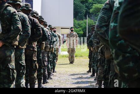 LOPPBURI, Thaïlande – des bérets verts avec 2e Bataillon, 1er Groupe des forces spéciales (Airborne), et des soldats avec l'Armée Royale de Thaïlande assistent à une cérémonie de remise des diplômes du cours de base des forces spéciales de l'Armée Royale de Thaïlande (RTA) à Loppburi, Thaïlande, le 10 avril 2021. Les bérets verts du 1er Groupe des forces spéciales (aéroporté) servent d’élément de rotation des forces spéciales (SFRE) et portent à la fois le patch SFRE et le flash de la 46e Compagnie des forces spéciales, le patch représentant le service de la 46e Compagnie des forces spéciales de 1967 à 1974, Le flash est reconnu comme un symbole historique d'un partenariat de plusieurs décennies entre Th Banque D'Images