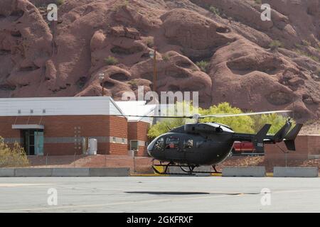 Le général Daniel R. Hokanson, chef du Bureau de la Garde nationale, copilots an Arizona Guard UH-72 avril 11 à l'installation de soutien de l'aviation de l'Armée 1 à Phoenix, l'Ariz. Hokanson a visité les installations de la Garde nationale et a rencontré des soldats et des aviateurs de la Garde de l'Arizona au cours des deux derniers jours, Y compris l'arbitrage de la retraite du général de division Michael T. McGuire, l'Adjudant général de l'Arizona. Banque D'Images