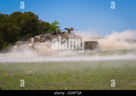 Un char d'Abrams M1A2 SEPV3 s'allume à plusieurs cibles de portée lors d'un exercice de chasse au feu de portée, 11 avril 2021, fort Hood, Texas. La visite avec des alliés étrangers permet à l'armée américaine de renforcer l'interopérabilité des membres du personnel et des capacités de combat avec le réservoir M1A2 SEPv3 Abrams. Banque D'Images