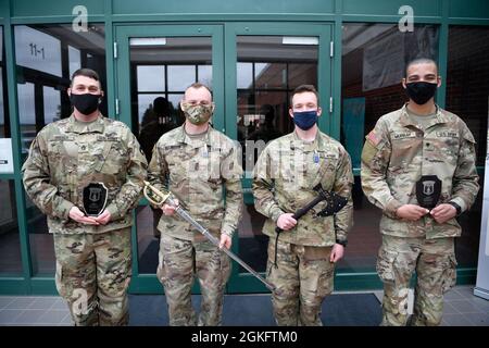 Des soldats de la Garde nationale du Minnesota et des forces armées croates participent à la compétition du meilleur guerrier de l’État du 8-11 avril 2021 au Camp Ripley du Minnesota. Il s’agissait de la première année de participation du pays partenaire du programme de partenariat d’État du Minnesota. Le soldat et officier non commissionné de l'année de cette compétition se mettra en concurrence contre les soldats de toute la région. Banque D'Images