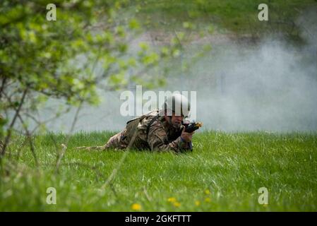 Pennsylvania Air National Guardsman, Tech. Sgt. Logan Hradecky, affectée à la 171e Escadre de ravitaillement en vol, retourne le feu sur les insurgés lors d’une évolution de l’entraînement de combat, le 11 avril 2021. (Pennsylvanie A Banque D'Images