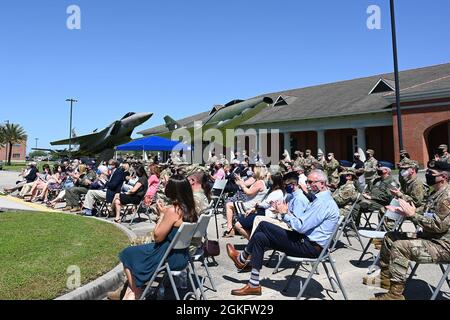 La famille, les amis et les autres aviateurs réagissent à l'annonce de la promotion du col de la Garde nationale aérienne de Louisiane Sean Conroy au rang de général de brigade lors d'une cérémonie à Jackson Barracks, la Nouvelle-Orléans, le 11 avril 2021. Ayant occupé plusieurs postes de commandement dans la 159e Escadre de chasseurs, Conroy est actuellement le chef d'état-major de la Garde aérienne nationale de Louisiane. Banque D'Images