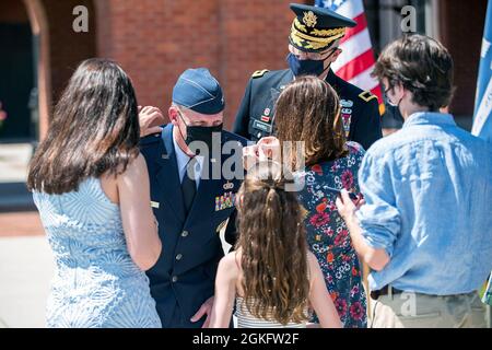 Sean Conroy, membre de la famille de la Garde nationale aérienne de la Louisiane, a donné le rang de général de brigade lors d'une cérémonie de promotion en son honneur à Jackson Barracks, la Nouvelle-Orléans, le 11 avril 2021. Parmi les faits marquants de la carrière de Conroy, citons les mobilisations en faveur des opérations Noble Eagle, la liberté durable et la liberté irakienne. Banque D'Images