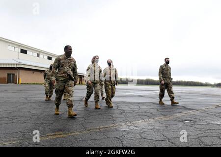 Le major général de la Force aérienne des États-Unis, Dawne L. Deskins, deuxième à partir de la gauche, directeur adjoint, Garde nationale aérienne, marche avec les hauts dirigeants de la 166e Escadre de transport aérien, Garde nationale aérienne du Delaware, à la base de la Garde nationale aérienne de New Castle, Delaware, le 11 avril 2021. Dans le cadre d’une visite officielle dans la seule aile de la garde aérienne du Delaware, Deskins a visité les installations de l’unité, en a appris davantage sur ses missions, a célébré les réalisations des aviateurs et a discuté de questions avec les officiers supérieurs de l’aile. Banque D'Images