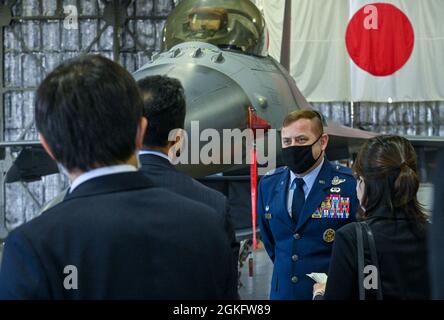 Le colonel Jesse Friedel de la Force aérienne des États-Unis, commandant de l'installation de la base aérienne de Misawa, répond à une question de Takashi UTO, ministre des Affaires étrangères du Japon, lors de sa visite à la base aérienne de Misawa, au Japon, le 12 avril 2021. L'OTU a discuté de plusieurs sujets avec les dirigeants de Misawa, y compris comment la COVID-19 a affecté les opérations et la formation au Japon. Banque D'Images