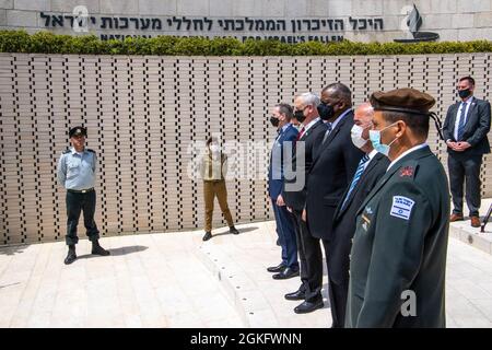 Ambassade des États-Unis Jérusalem charge d’Affaires, Jonathan Shrier; le ministre israélien de la Défense Benny Gantz; le secrétaire à la Défense Lloyd J. Austin III et Arieh Mualem, directeur du département pour les familles endeuillées, commémoration et patrimoine au ministère de la Défense participent à une cérémonie au Mt. Hertzle en avance de Yom Hazikaron d’Israël – le jour du souvenir pour honorer les Israéliens tombés, le 12 avril 2021. Banque D'Images