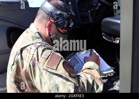 Sergent d'état-major Robert porter, spécialiste des carburants au 127e Escadron de préparation logistique, 127e Escadre, soutient Les opérations Des avions A-10 Thunderbolt II à la base aérienne de Nellis, Nevada, le 12 avril 2021. Des aviateurs de la 127e Escadre participent à Green Flag-West, un exercice de combat de la Force conjointe, pour assurer une préparation maximale au combat. Banque D'Images