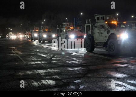 Les soldats de la Garde nationale du Minnesota gardent la garde, renforçant ainsi les forces de l'ordre locales au Brooklyn Center, Minnesota, le 13 avril 2021, la nuit qui a suivi les troubles initiaux dans la région. Plus de 2,000 soldats et aviateurs ont été activés à l'appui de l'opération Safety Net, un effort coordonné visant à protéger les droits des manifestants pacifiques et à assurer la sécurité du public pendant le procès de Derek Chauvin. Les organisations participant à l'opération Safety Net s'engagent à protéger les personnes, les biens et la liberté d'expression.​ Banque D'Images