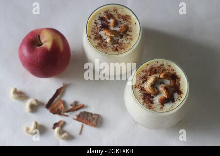 Pudding aux pommes.Fait avec de la pomme râpée, du lait.Sucré avec du sucre et aromatisé à la cannelle.Également appelé pomme kheer en Inde Banque D'Images