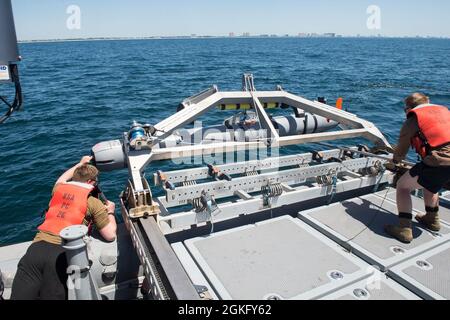 PANAMA CITY (Floride), le 12 avril 2021 – les marins affectés à l'unité mobile d'élimination des explosifs de guerre (EOD) 2 Expeditionary Mine contre-mesures (ExMCM) Company 2-2 se préparent à lancer un véhicule sous-marin sans pilote Mark 18 Mod 2 Banque D'Images