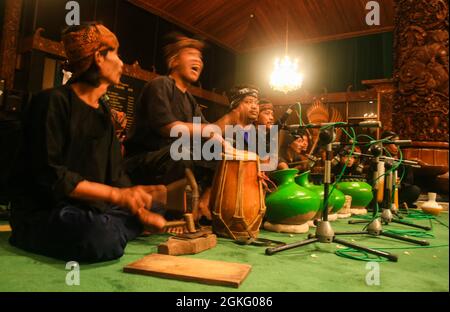 Des musiciens en vêtements traditionnels accompagnent la danse Sintren. Banque D'Images