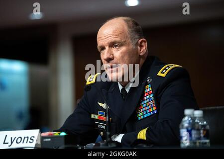 Le général de l'armée Stephen R. Lyons, commandant du Commandement des transports des États-Unis, témoigne devant le Comité des services armés du Sénat à Washington, D.C., le 13 avril 2021. Banque D'Images