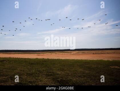 Des parachutistes femelles de l'autre côté du fort Bragg, en Caroline du Nord descendent dans la zone de chute de Sicile pendant un saut des femmes, le 13 avril 2021. Banque D'Images