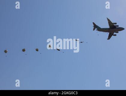 Des parachutistes femelles de l'autre côté du fort Bragg, en Caroline du Nord descendent dans la zone de chute de Sicile pendant un saut des femmes, le 13 avril 2021. Banque D'Images