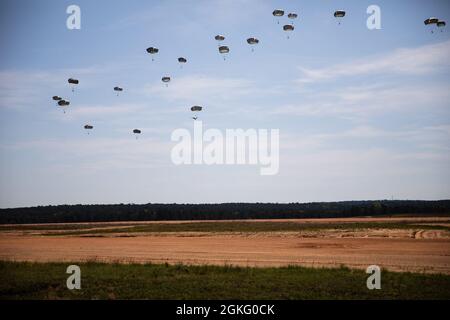 Des parachutistes femelles de l'autre côté du fort Bragg, en Caroline du Nord descendent dans la zone de chute de Sicile pendant un saut des femmes, le 13 avril 2021. Banque D'Images