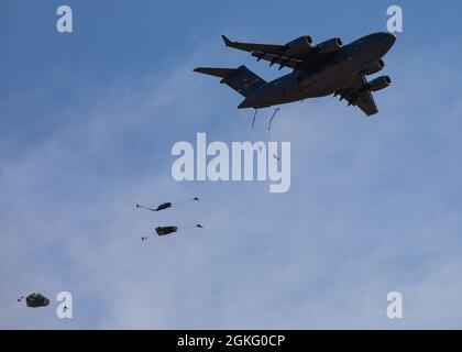 Des parachutistes femelles de l'autre côté du fort Bragg, en Caroline du Nord descendent dans la zone de chute de Sicile pendant un saut des femmes, le 13 avril 2021. Banque D'Images