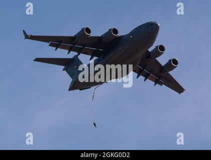 Des parachutistes femelles de l'autre côté du fort Bragg, en Caroline du Nord descendent dans la zone de chute de Sicile pendant un saut des femmes, le 13 avril 2021. Banque D'Images