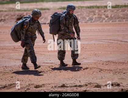 Deux parachutistes de la 82e division aéroportée s'en promènent après un saut de femmes à fort Bragg, N.C., le 13 avril 2021. Banque D'Images