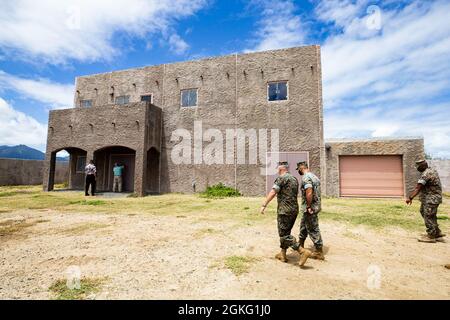 DaN Geltmacher, responsable de la gamme et de l'entraînement de la base des Marines à Hawaï, dirige une visite des nouvelles opérations militaires sur terrain urbanisé lors de l'US Marine corps Brig. Général Christopher McPhillips', commandant général, 1re Escadre des avions marins, Okinawa, Japon, visite au MCBH, avril 13, 2021. Le but de cette visite était d’informer les hauts dirigeants et le personnel sur les rôles, les missions et les capacités de l’installation, ainsi que de mettre en évidence les façons dont elle soutient les forces opérationnelles, leurs familles et la collectivité environnante. Banque D'Images