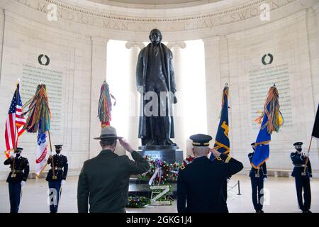 Le major général Omar J. Jones, commandant du quartier général de la Force interarmées - région du Capitole national et district militaire de l'armée américaine de Washington, rend hommage au Thomas Jefferson Memorial, Washington D.C., le 13 avril 2021. Une cérémonie de la couronne des honneurs des forces armées a eu lieu pour commémorer le 278e anniversaire du président des États-Unis Thomas Jefferson. Banque D'Images