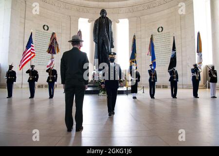 Le major général Omar J. Jones, commandant du quartier général de la Force interarmées - région du Capitole national et district militaire de l'armée américaine de Washington, part de la cérémonie au Mémorial Thomas Jefferson, Washington D.C., le 13 avril 2021. Une cérémonie de la couronne des honneurs des forces armées a eu lieu pour commémorer le 278e anniversaire du président des États-Unis Thomas Jefferson. Banque D'Images