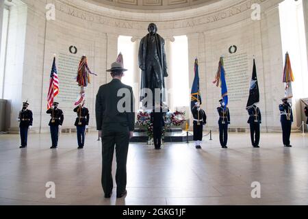 Le major général Omar J. Jones, commandant du quartier général de la Force interarmées - région du Capitole national et district militaire de l'armée américaine de Washington, rend hommage au Thomas Jefferson Memorial, Washington D.C., le 13 avril 2021. Une cérémonie de la couronne des honneurs des forces armées a eu lieu pour commémorer le 278e anniversaire du président des États-Unis Thomas Jefferson. Banque D'Images